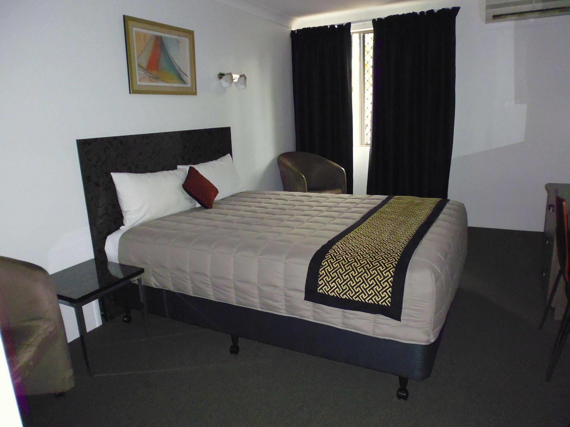 Burke & Wills Motor Inn Кингарой Экстерьер фото